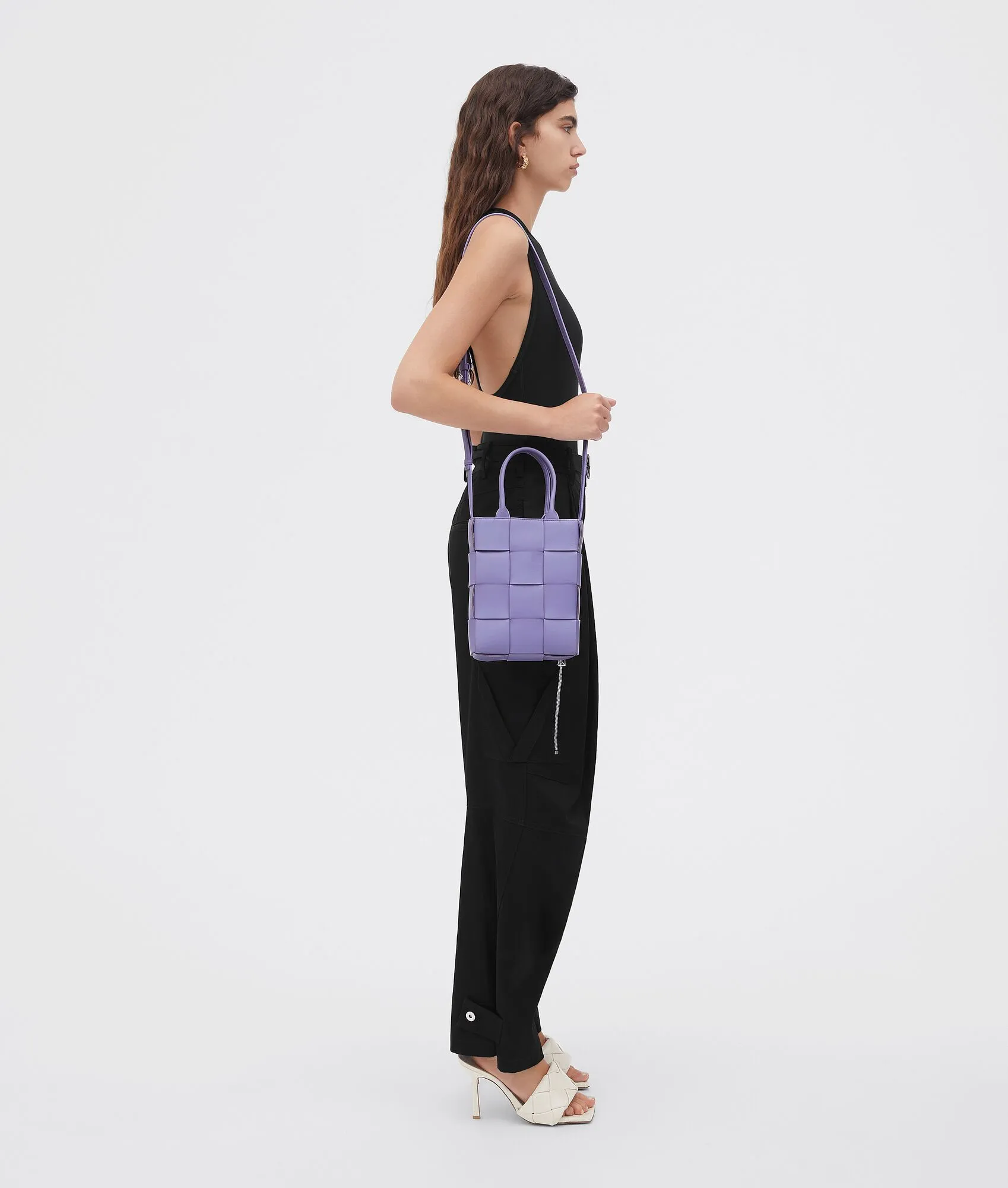Batch 1460 New 🔻 Mini Intreccio woven leather tote bag with removable shoulder strap • One internal zip pocket • Magnetic closure • Lining: Composite sheepskin • Accessories: Gold finish • Height: 22 cm • Width: 16.5 cm • Depth: 5.5 cm • Handle height: 11.5 cm • Strap height: 50 cm Model number: 6688-3#